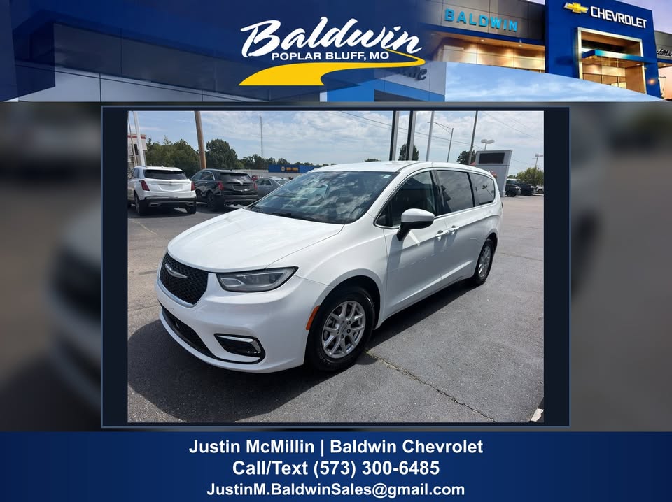 2023 Chrysler Pacifica Touring L — full vehicle photo