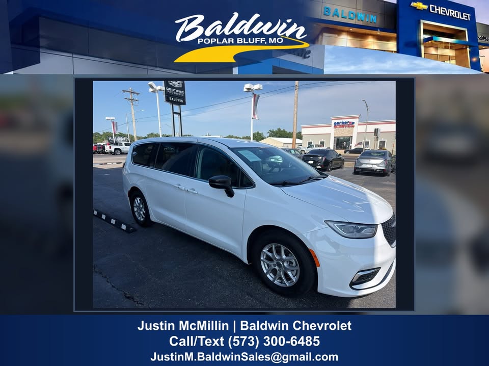 2024 Chrysler Pacifica Touring L — full vehicle photo